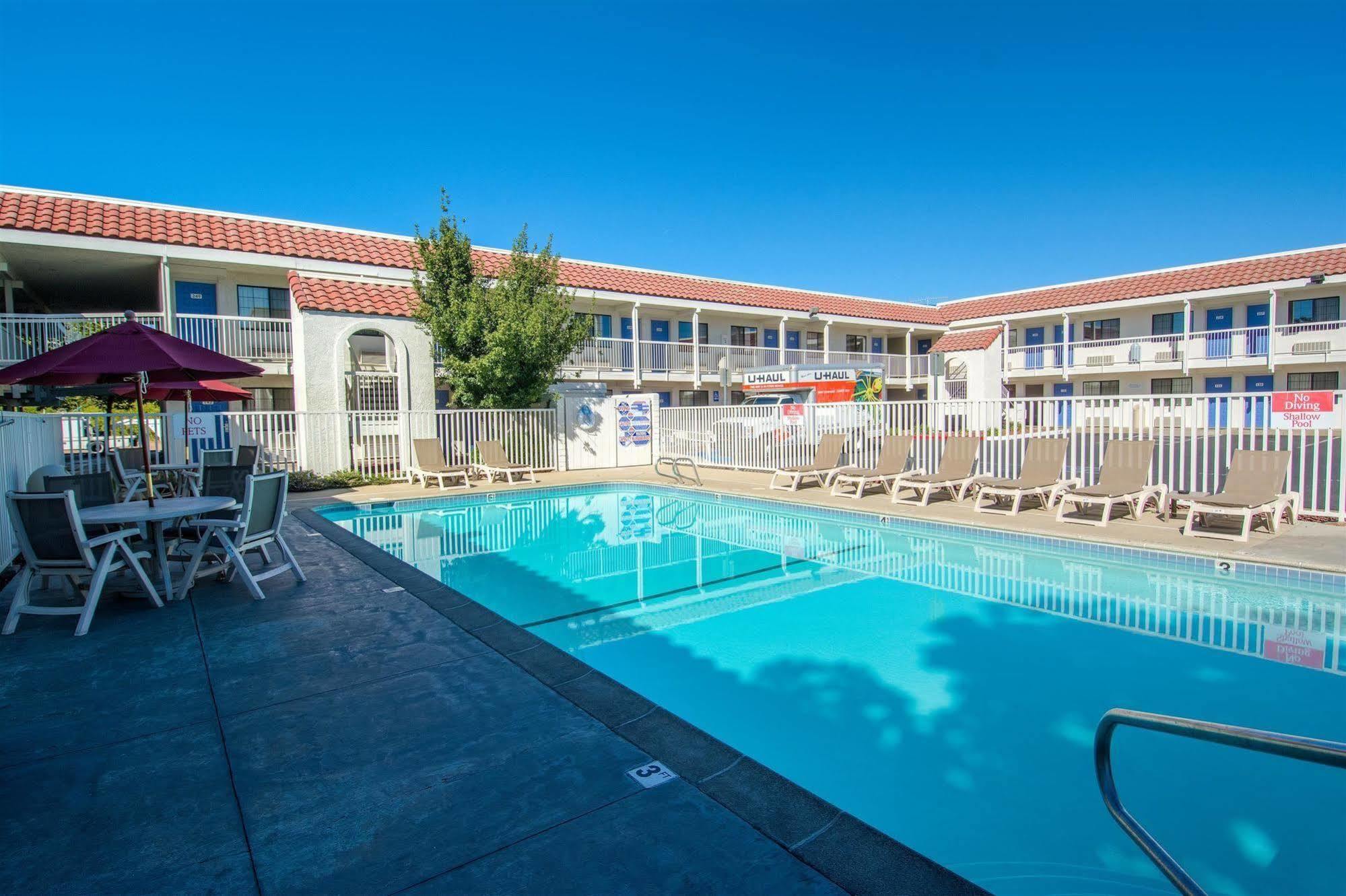Motel 6-Redding, Ca - South Exteriér fotografie
