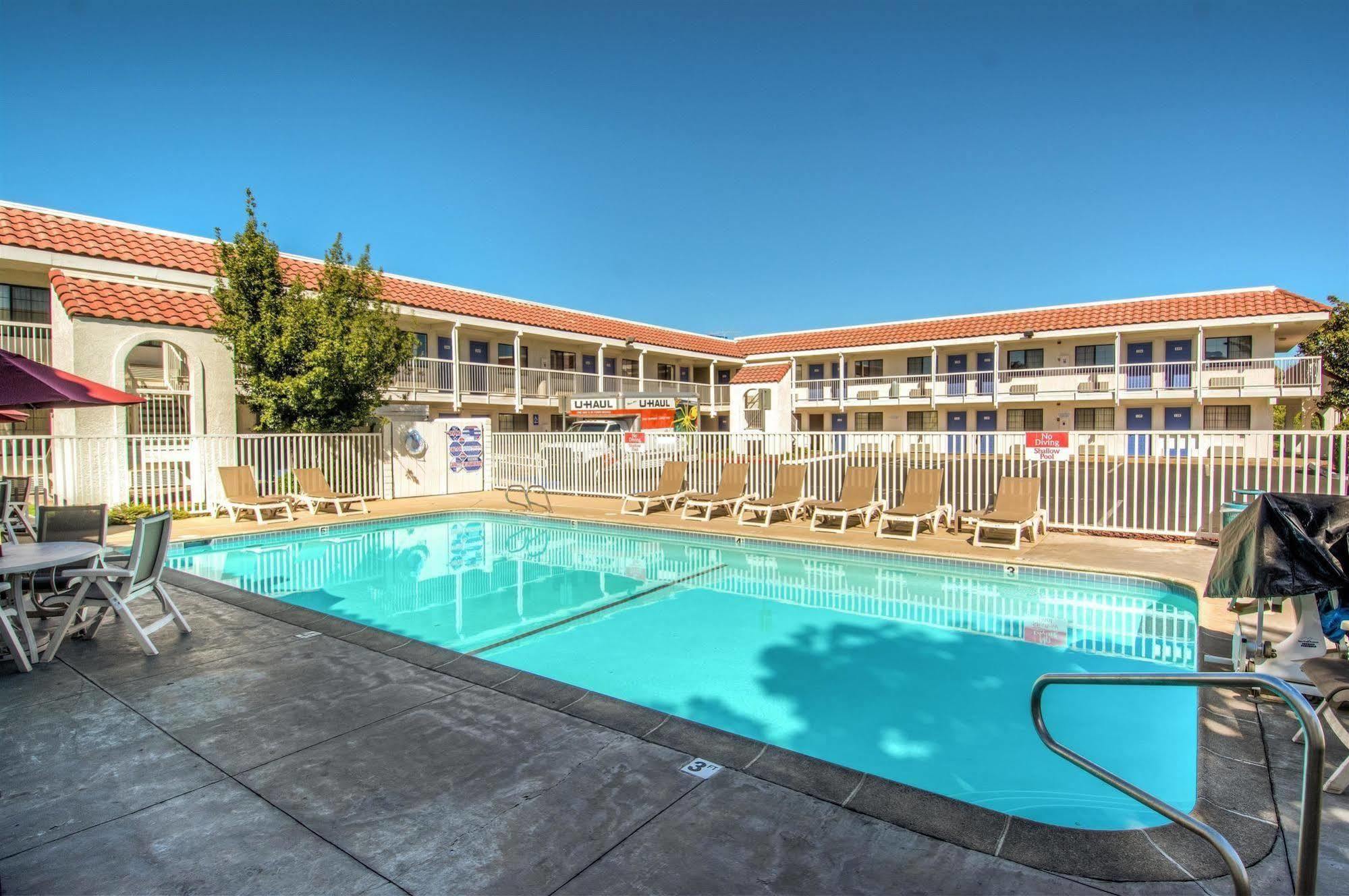 Motel 6-Redding, Ca - South Exteriér fotografie